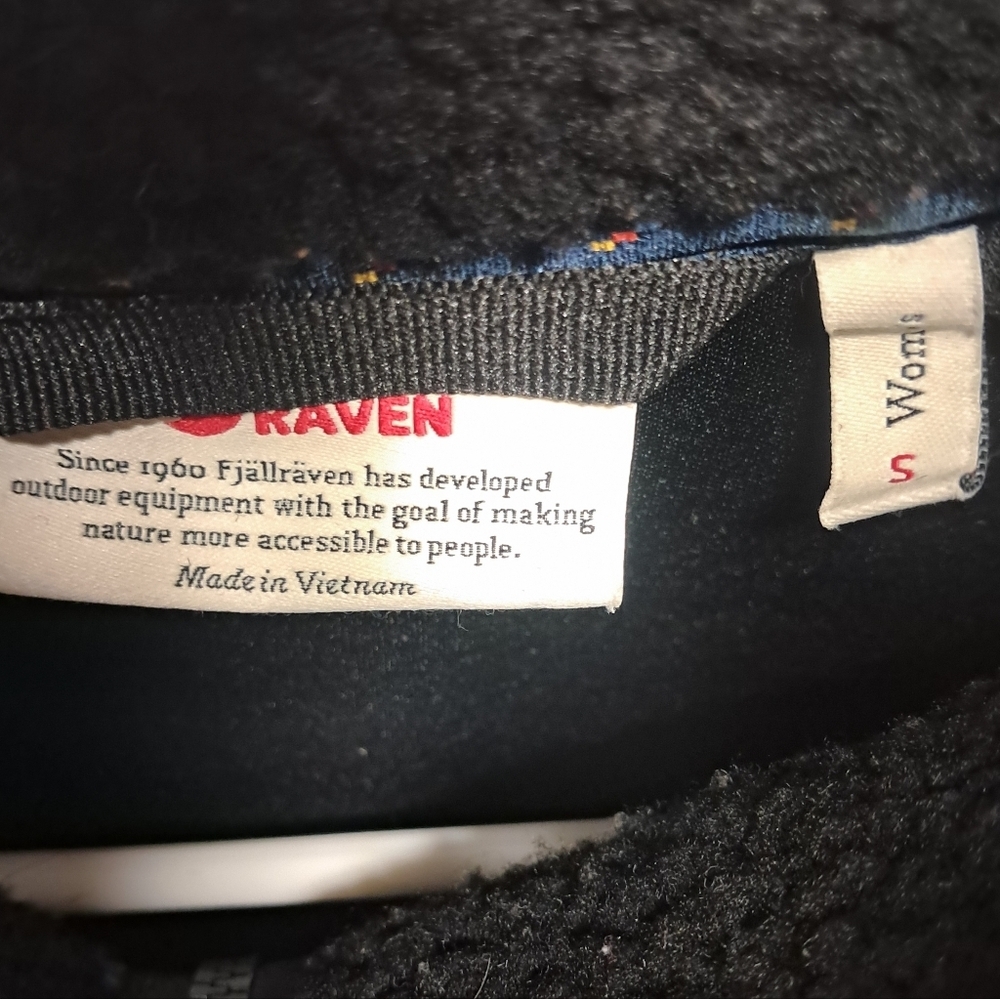 Fjallraven Black Fleece Jacket - Picture 6 of 6